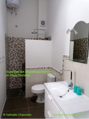 Badezimmer mit Boiler und Doppelwaschbecken