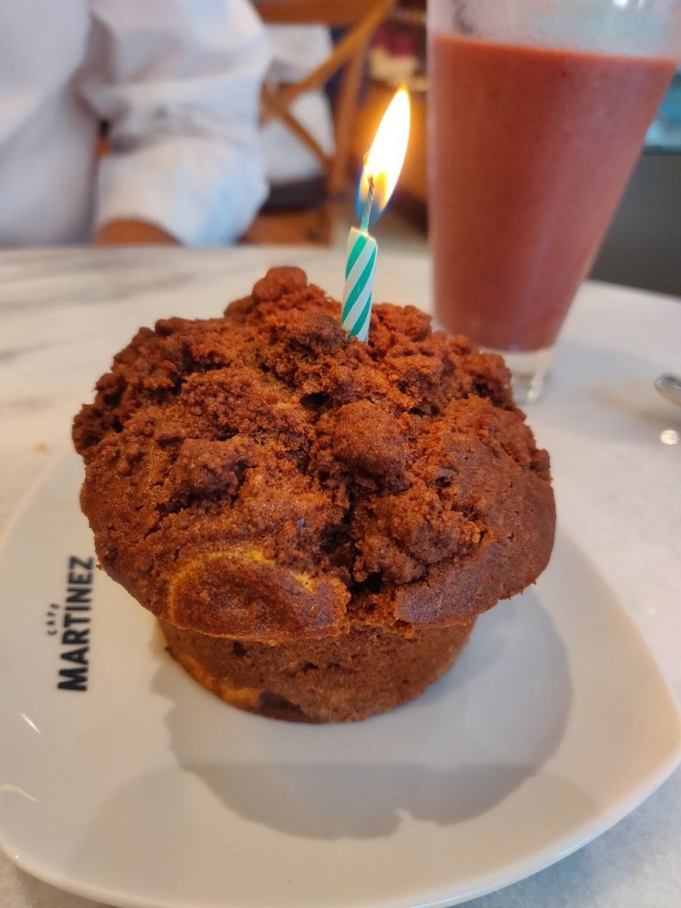 Muffin for birthday with nice song
